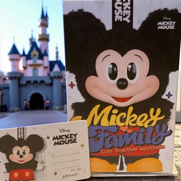 Disney Mickey Mouse Family Cute Together Keychain New in Box - Picture 1 of 2